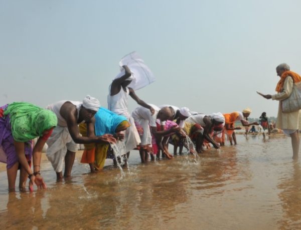 फल्गु नदी में भारी मात्रा में छोटी ब्लेट मिलने से हो रहा है स्नान करने में पिंडदानयों का दिक्कत