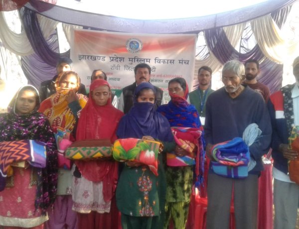 मौलाना आजाद कॉलोनी में 200 जरूरतमंदों के बीच कंबल वितरण किया गया