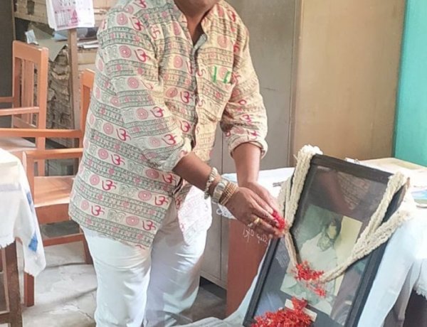 ग्राम निर्माण मंडल खादी ग्रामोउद्योग समिति के प्रधान कार्यालय में हर्षोल्लास के साथ लोकनायक जयप्रकाश नारायण का जयंती मनाया गया:- समिति मंत्री सुनील कुमार