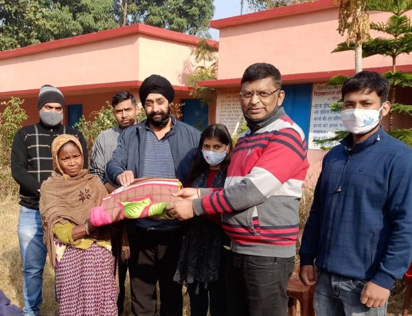 एक्सआईएसएस के पुरातन छात्रों द्वारा कंबल का वितरण