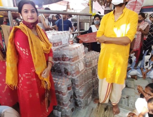 जी.डी. पब्लिक स्कूल के द्वारा माँ मंगला गौरी मंदिर में निःशुल्क मिनरल वाटर का वितरण किया गया