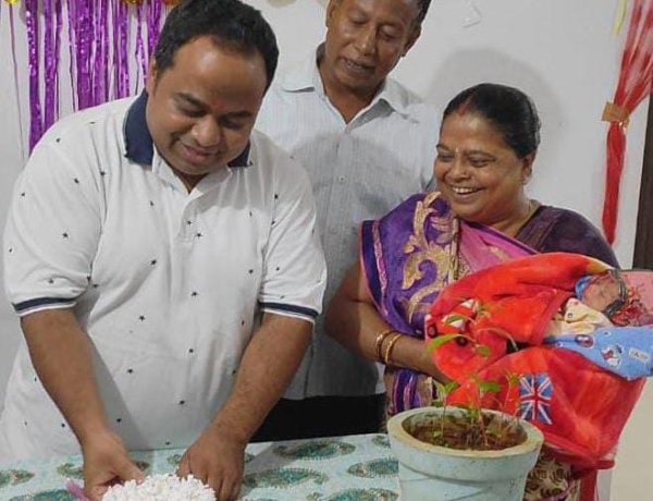 सूर्या एवं काव्या के जन्मदिन पर पौधारोपण कर केक काटा- पटवा