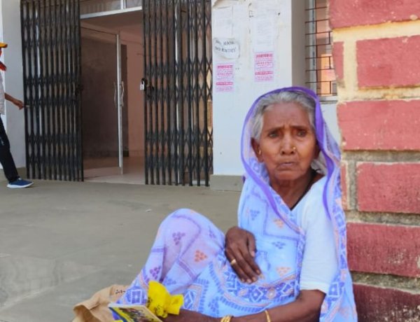 जीवित महिला को मृत घोषित कर रद्द कर दिया गया वृद्धा पेंशन