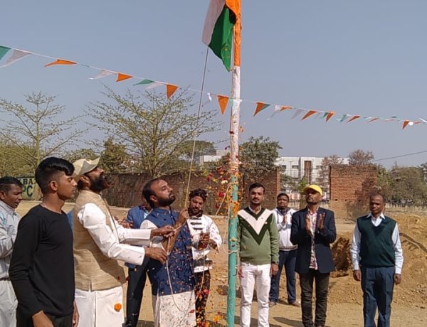 परीक्षयमान राज्य कर पदाधिकारी नवीन प्रसाद साहू ने हरमू मैदान में किया झंडोत्तोलन