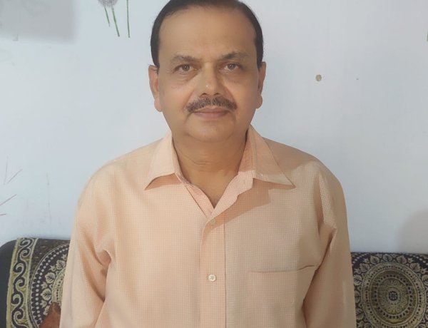 रामभक्ति की अद्भुत मिसाल, मंदिरों में हनुमान चालीसा बांट रहे अमरनाथ सिंह