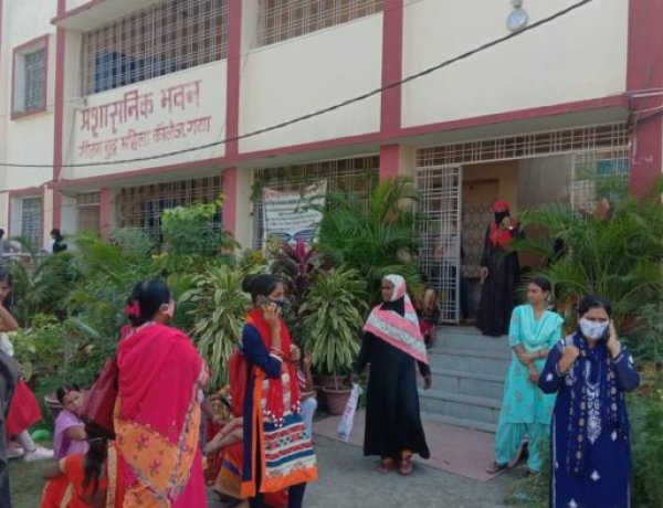 सेंटअप परीक्षा में छात्राओं की उमडी़ भीड़