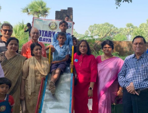 रोटरी गया सिटी ने डिहुरी मध्य विद्यालय को टेबल-बेंच डोनेट किए,बच्चों के खिले चेहरे