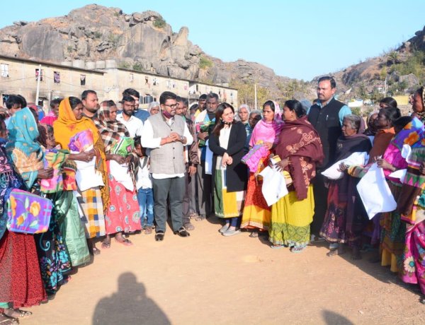 आदित्य विक्रम जायसवाल ने गरीबों के बीच बांटे कंबल, जन समस्याओं से भी हुए रूबरू