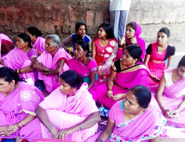 नारी शक्ति सेना (गुलाबी गैंग) का मानव तस्करी के खिलाफ जागरूकता अभियान चलाने का निर्णय