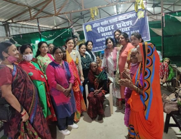 वृद्धा आश्रम में बांटी गई सामग्री, लोगों के चेहरे पर खिली मुस्कान