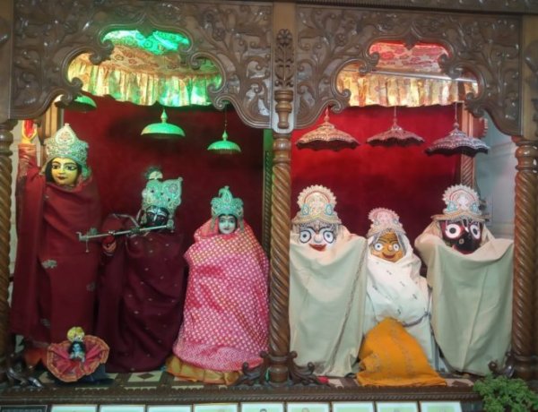 गौड़ीय मठ में भगवान जगन्नाथ धारण किए गर्म कपड़े