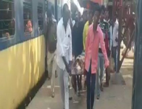 पटना के खुसरुपुर में चलती ट्रेन में यात्री को गोली मारकर भागे अपराधी, तीन जख्मी