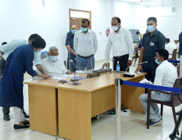 जिनके घर मुख्यमंत्री गए, उनकी भी फ़रियाद नहीं सुन रहे अधिकारी