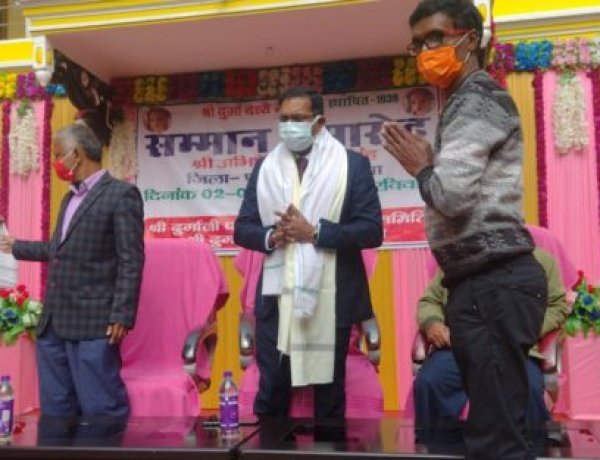 जिला पदाधिकारी को मानपुर पटवाटोली में बुनकरो ने किया सम्मान समारोह