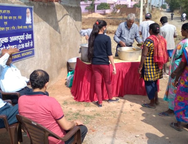 प्रणामी निःशुल्क अन्नपूर्णा भोजन-प्रसाद सेवा में निर्धन ग्रामीणों को कराया गया भोजन