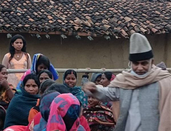 कड़ाके की ठंड से बचने के लिए जरूरतमंद लोगों के बीच कंबल व गर्म कपड़े का किया वितरण:-अनिल स्वामी