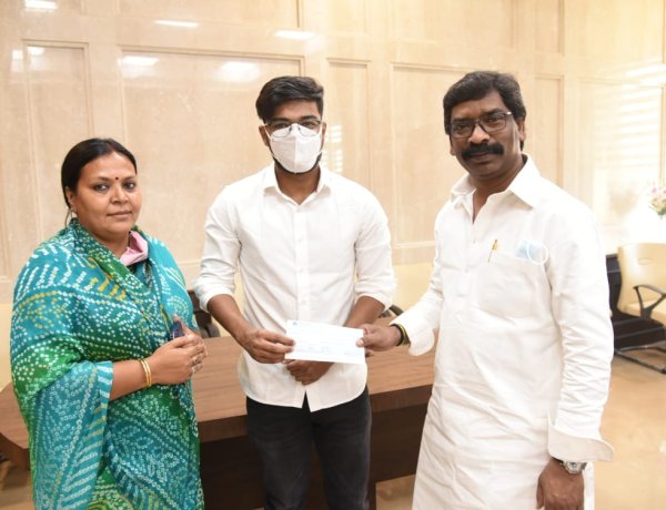 कैंसर रोग से जूझ रहे मुंबई के टीएमएच में इलाजरत वरिष्ठ पत्रकार रवि प्रकाश को मुख्यमंत्री हेमंत सोरेन ने दी आर्थिक सहायता