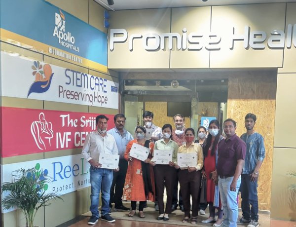 शारदा फाउंडेशन ने महिला चिकित्सकों और पैरामेडिकलकर्मियों को किया सम्मानित