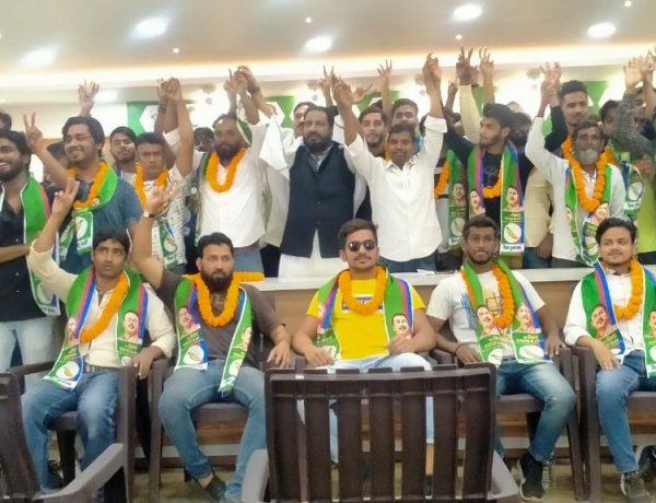 समाजसेवी अशरफ खान चुन्नू के नेतृत्व में सैकड़ों युवाओं ने आजसू का दामन थामा