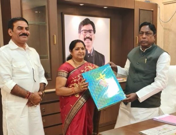 ग्रामीण विकास मंत्री आलमगीर आलम ने समाजसेवी महिला को किया सम्मानित