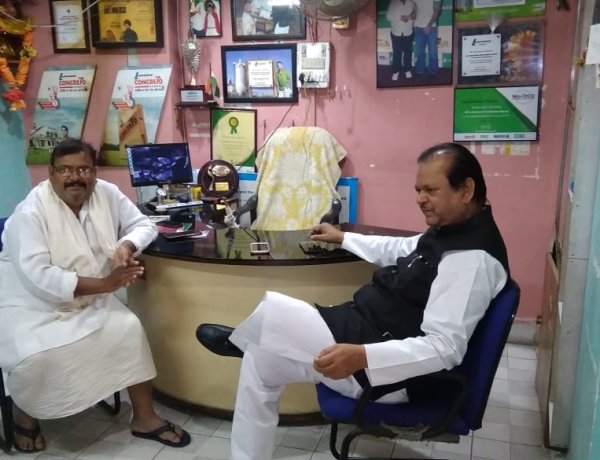 सुबोधकांत सहाय मिले स्व.बालेश्वर सिंह के परिजनों से, किया शोक व्यक्त