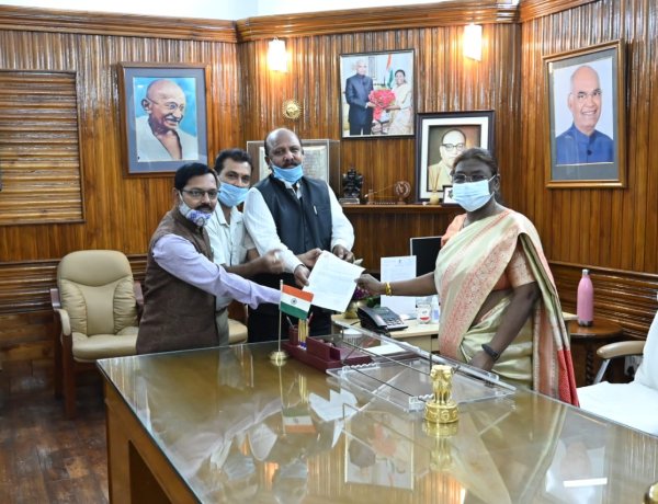 पत्रकार सुरक्षा कानून पर राज्यपाल को एसोसिएशन ने सौंपा ज्ञापन