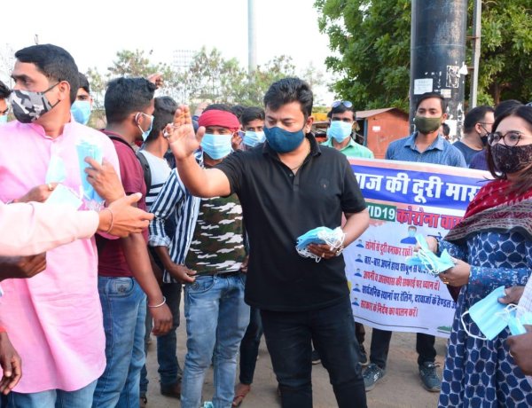 प्रोफेशनल कांग्रेस ने जरूरतमंदों के बीच बांटे मास्क व सैनिटाइजर