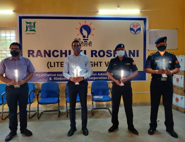 रांची के उपायुक्त छवि रंजन ने एनडीआरएफ को सौंपे