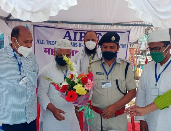 सामाजिक संस्था “पयामे इंसानियत” का जागरुकता अभियान जारी, ट्रैफिक डीएसपी हुए शामिल, बांटे सेनेटाइजर और मास्क