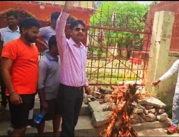 जय सिंह यादव पहले अपने गिरेबान में झांकें : पीयूष आनंद