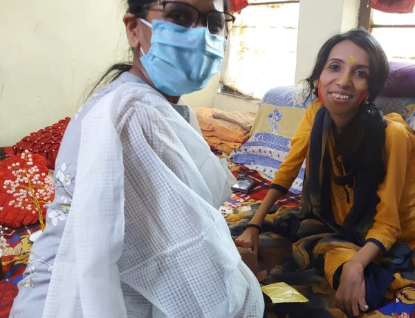 मोतियों का हार बनाकर जीविकोपार्जन कर रही हैं दिव्यांग राखी