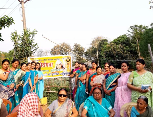 रामगढ़ वीरांगना की टीम ने ओल्ड एज होम में मनाई होली