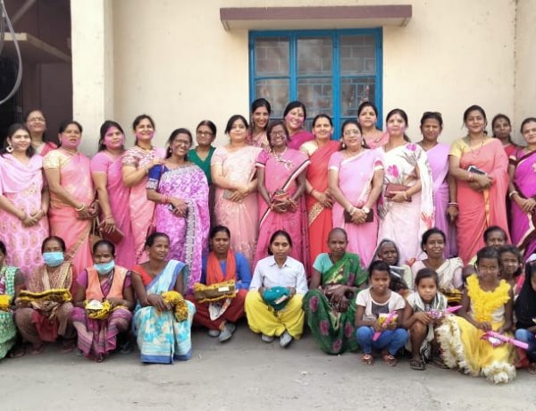 सरायकेला जिला वीरांगना ने जरूरतमंद महिलाओं और बच्चों संग मनाई होली, बांटे वस्त्र व अबीर-गुलाल