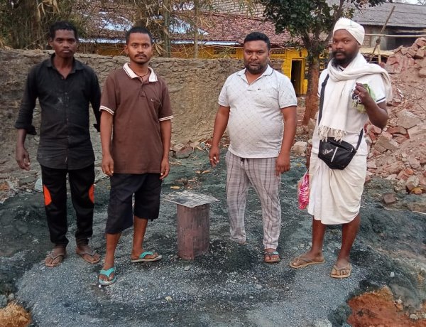 बंदगांव बस पड़ाव में शौचालय निर्माण कार्य का शुभारम्भ। विनय मिश्रा