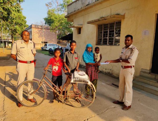 चक्रधरपुर पुलिस ने बेसहारा बच्चों को सहयोग कर मानव सेवा की मिसाल पेश की