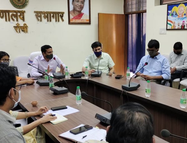 उपायुक्त छवि रंजन ने निजी अस्पताल संचालकों संग की बैठक