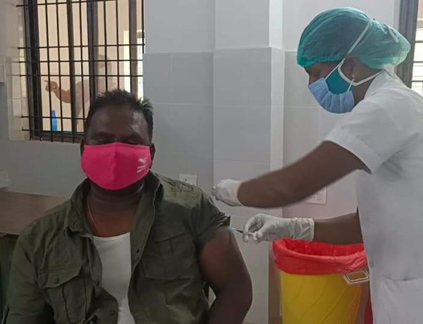 विधायक सुखराम उरांव ने परिवार के संग लिया कोरोना वैक्सीन