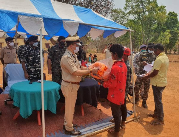 डीजीपी ने चाईबासा के ग्राम टोंटों स्थित पुलिस बल के कैंप का किया निरीक्षण