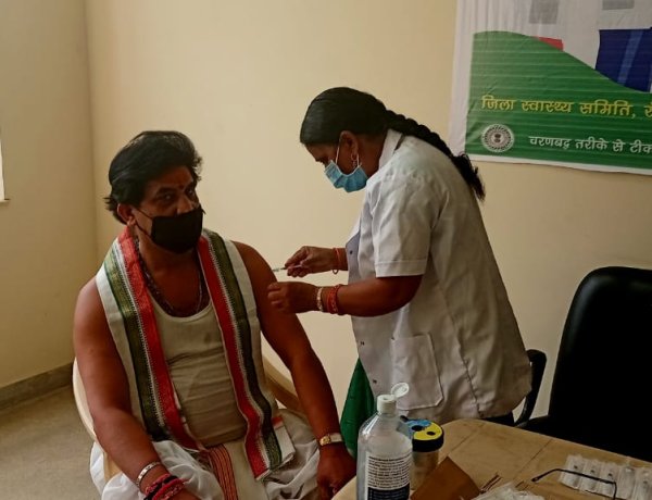 आचार्य कृष्णकांत ने कोविड-19 का वैक्सीन लगवाया