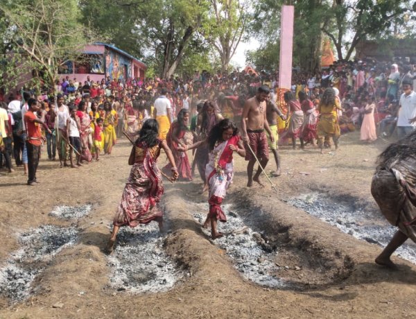 नंगे पांव अंगारों पर चलकर श्रद्धालुओं ने जताई आस्था