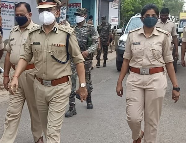 डीआईजी राजीव रंजन सिंह के नेतृत्व में जागरूकता अभियान में बांटे गए मास्क