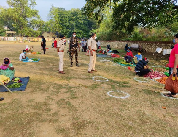 पुलिस-प्रशासन ने सब्जी बिक्रेताओं की सुधि लेते हुए जगह मुहैया कराया