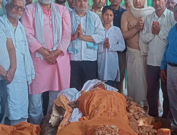 रंजीत सिंह उर्फ रंग बाबू के दाह संस्कार में विष्णुपद शमशान घाट पर उमड़ा जनसैलाब