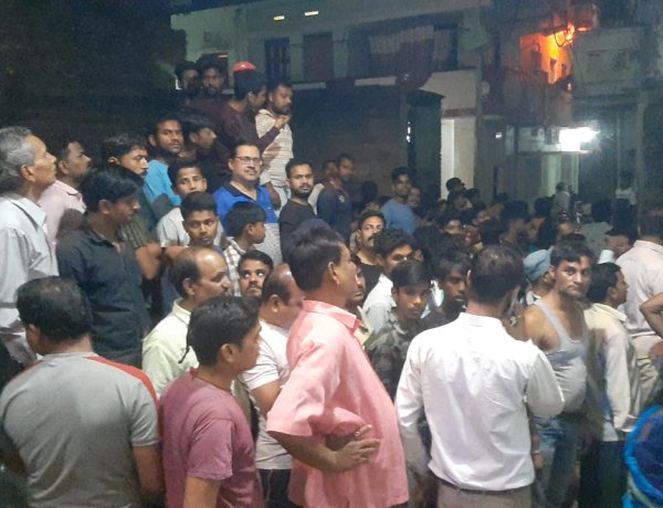 तीन मंजिला मकान में लगी भीषण आग, कारण शॉर्ट सर्किट बताया गया