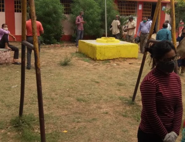 राजकीय मध्य विद्यालय बीएमपी, डोरंडा सेंटर पर नहीं पहुंचा वैक्सीन, लोगों में आक्रोश