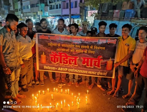 एवीबीपी के कार्यकर्ताओं ने बालासोर रेल हादसे में मृतकों की आत्माओं शांति के लिए कैंडल मार्च निकाला गया