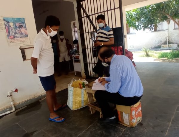 पांच प्रकल्पों के तहत कोरोना पीड़ितों की सेवा में लगा है इंडिया यंग फाउंडेशन