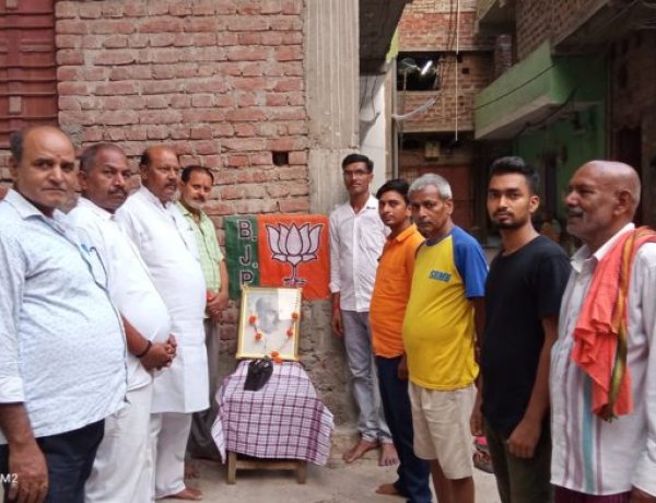 भाजपा कार्यकर्त्ताओं ने डॉ श्यामा प्रसाद मुखर्जी जी के 70वां पुण्य तिथि बलिदान दिवस के रुप में मनया