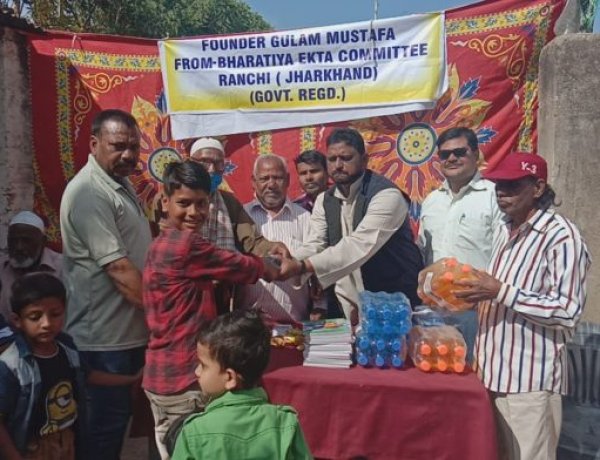 एकता एकेडमी के बच्चों के बीच बांटे पठन-पाठन सामग्री