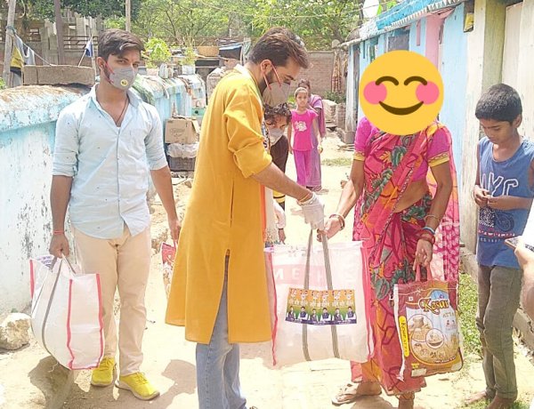 एनएसयूआई की जनसेवा जारी, गरीबों के बीच बांटे उपयोगी सामग्री